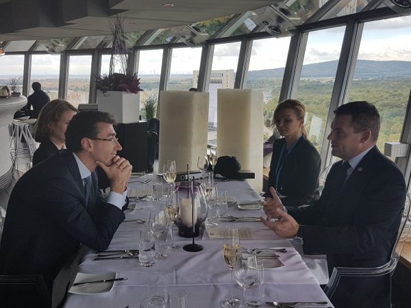 Neformálny obed vicepremiéra Petra Pellegriniho s generálnym riaditeľom Marcom Lemaitrom